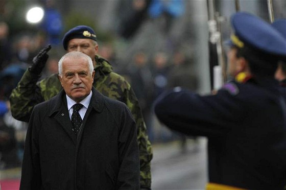 Prezident Václav Klaus je vrchním velitelem ozbrojených sil. Te se vkládá do debaty o jejich budoucnosti.