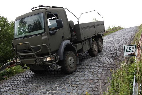 Kopivnická Tatra by potebovala více zakázek. Jednou z tch velkých byla napíklad i zakázka pro eskou armádu - na snímku vojenský speciál.