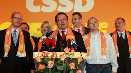 Jiří Paroubek společně s manželkou Petrou a členy ČSSD po vítězství v senátních volbách (25.10.2008)