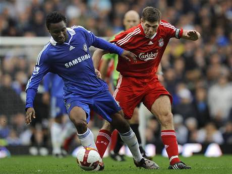 Chelsea - Liverpool: domc Mikel (vlevo) v souboji s Gerrardem