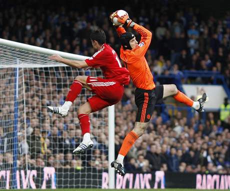 Na podzim ve vzájemném duelu Chelsea - Liverpool inkasoval eský branká Petr ech od Alonsa. Na snímku zasahuje ped liverpoolským Rierou.