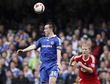 Chelsea - Liverpool: domc Terry (vlevo) v souboji s Kuytem
