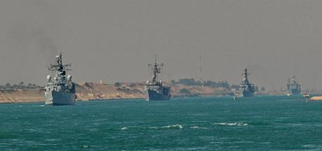 Válená flotila NATO steí v Adenském zálivu obchodní lod ped nájezdy pirát.