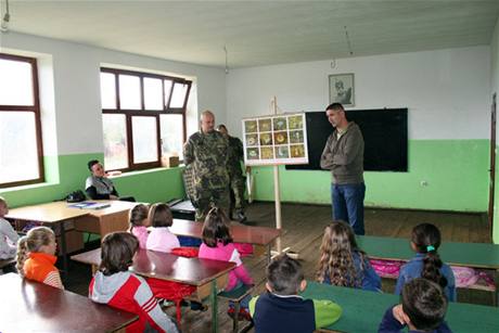etí vojáci v Kosovu varují místní dti ped minovým nebezpeím