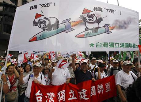 Ulicemi tchajwansk metropole pochodovalo a pl milion odprc politiky sbliovn s nou. (25. jna 2008)