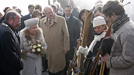 Krlovna Albta II., primtor msta Vysok Tatry Jn Moko a slovensk prezident Ivan Gaparovi si prohlej starou lyaskou vzbroj ve Starm Smokovci (24. jna 2008)