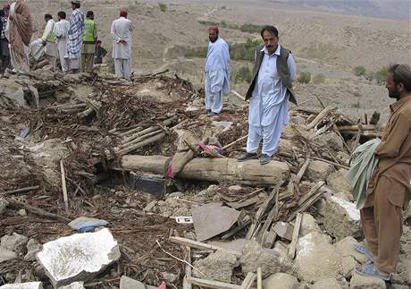 Obyvatelé vesnice v okrese Ziarat v pákistánském Balúistánu stojí u trosek dom, které zniilo zemtesení