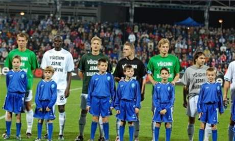 Vichni jsme barevní, píe se na pestrých trikách, které si oblékli fotbalisté ped pondlním zápasem. Foto: www.fkmb.cz a www.slavia.cz.