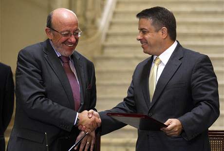 len Evropské komise Louis Michel (vlevo) a éf kubánské diplomacie Felipe Perez Rogue uzaveli dohodu o spolupráci.