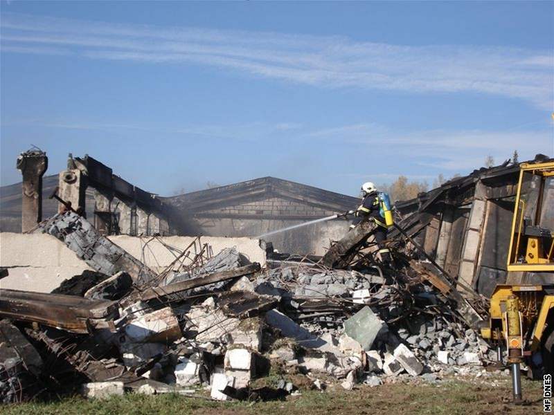 Hasii likvidují následky poáru ve Straicích na Rokycansku (20.10.2008)