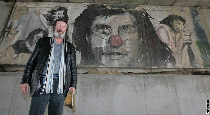 Bolek Polívka s rodinou u graffiti pod mostem v brnnských aboveskách