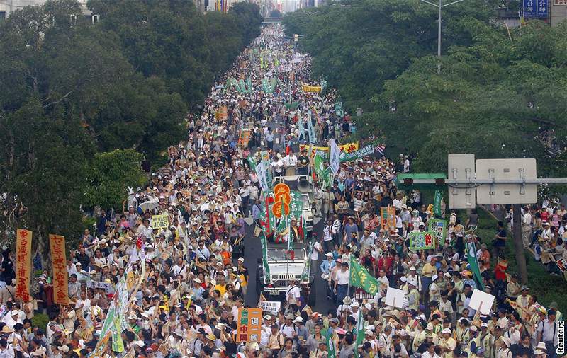 Ulicemi tchajwanské metropole pochodovalo a pl milion odprc politiky sbliování s ínou. (25. íjna 2008)