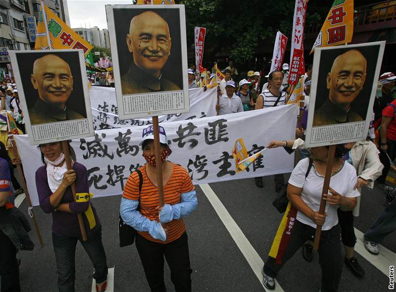Odprci sbliování s ínou demonstrovali v tchajwanské metropoli s portréty plaícího zakladatele moderní íny Sun Jat-sena. (25. íjna 2008)