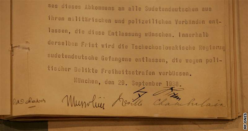 Standarta prezidenta republiky, v ní bylo zahaleno tlo T. G. Masaryka pi pohbu (1937), je jedním z exponát výstavy Republika.