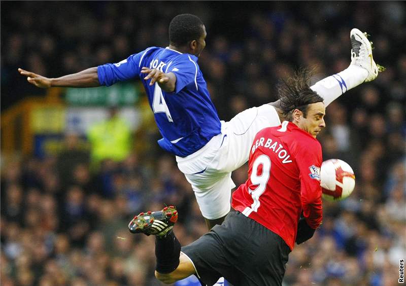 Everton - Manchester United: domácí Yobo (vlevo) a Berbatov