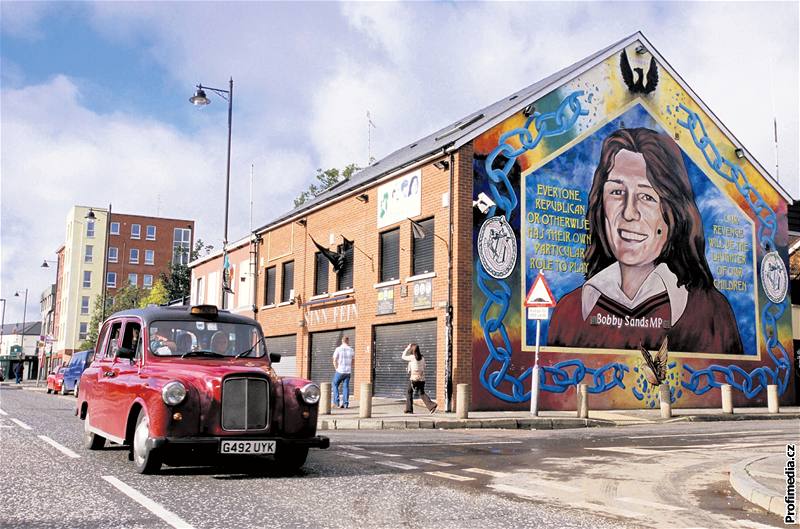 Belfast. Na malb je Bobby Sands, jeden z velitel IRA - zemel ve vzení po 66 dnech hladovky.