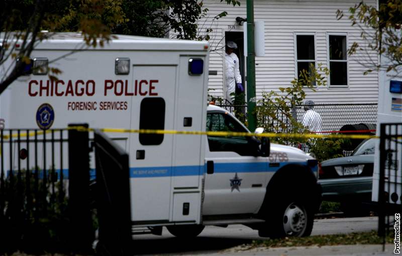 Policie v Chicagu zasahuje v dom Darnell Donnersonové, matky hereky Jennifer Hudsonové, která byla zastelena spolu s jejím bratrem