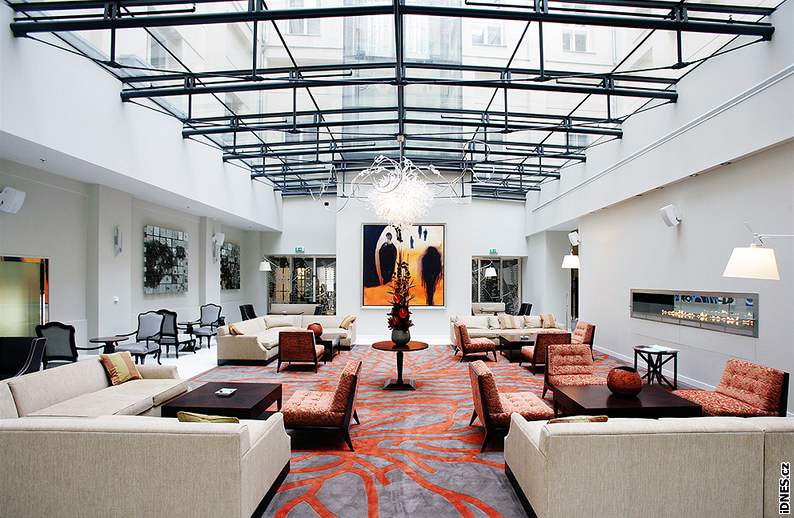 Do proskleného atria umístili architekti studia Ian Bryan Architects Lobby Lounge.