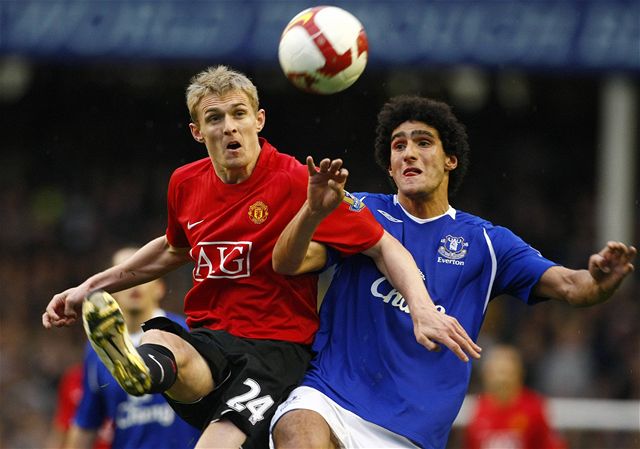 Marouane Fellaini (vpravo) z Evertonu a Darren Fletcher z Manchesteru United.