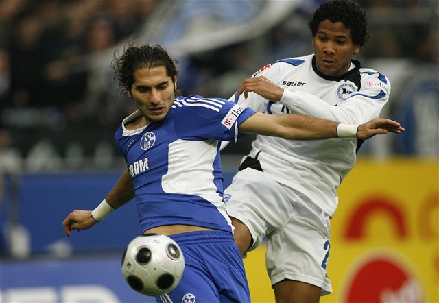 Schalke - Arminia Bielefeld: domácí Michael Lamey a Halil Altintop (vlevo)