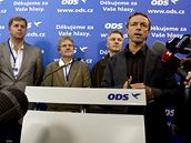 Miroslav kaloud, Petr Bendl, Tomá Kladívko, Zdenk Schwarz a Pavel Bém (zleva) vystoupili ped novináe po tom, co byly seteny hlasy v senátních volbách, v nich ODS utrpla poráku. (25.10.2008) 