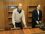 Majitel vozu Pavel imon s advoktem u soudu v Blansku (23.10.2008)