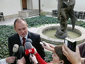 Michal Ha�ek s noviná�i