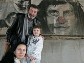 Bolek Polívka s rodinou u graffiti pod mostem v brnnských aboveskách