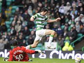 Hrá� Celticu Cillian Sheridan (vpravo) p�ekonává branká�e Hibernianu Yvese Ma-kalambayho. 