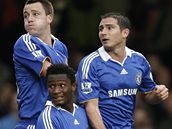 John Obi Mikel (uprost�ed) byl obvin�n z �ízení vozidla v opilosti. Jeho spoluhrá�i John Terry (vlevo) a Frank Lampard museli sobotní zápas Anglického poháru proti Ipswichi zvládnou bez n�j.