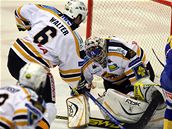 Zlín - Litvínov; obránce Walter p�ed branká�em Hüblem