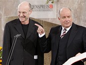 Frankfurtský kni�ní veletrh 2008 - socha� a malí� Anselm Kiefer (vlevo) p�ebírá Mírovou cenu