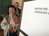 Komunistická poslankyn� a kandidátka do Senátu Marta Bayerová odvolila 24. �íjna ve Znojm� spolu s man�elem
