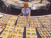 Prmyslová píprava mraených jídel na bícím pásu v 90. letech, ilustrace z knihy Jídlo - Djiny chuti