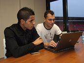 Tijani Belaid (vlevo) pi on-line rozhovoru se tenái iDNES.cz