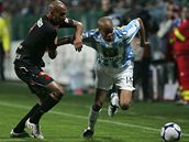 Mladá Boleslav - Slavia: francouzský souboj aneb domácí Ludovic Sylvestre se snaí uniknout Mickaelu Tavaresovi