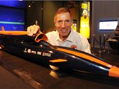 Pilot Andy Green s modelem vozu Bloodhound, ve kterém by m�l p�ekonat rychlost 1610 kilometr� v hodin�.