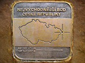 Tabulka vsazená do památníku nejvýchodn�j�ího bodu �R u obce Bukovec