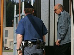 Ivo Svoboda odchází z věznice v Odolově (23.10.2008)