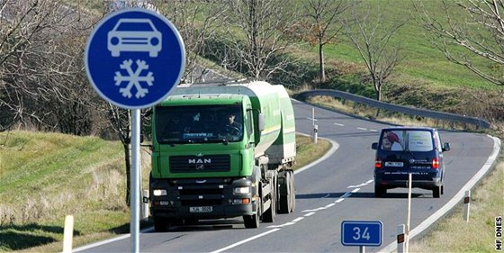 Na estnácti úsecích silnic v Olomouckém kraji je od pondlka povinné mít zimní pneumatiky. Ilustraní foto