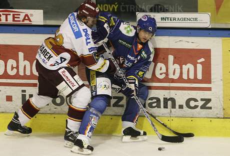 Kladno - Sparta, sparan Tibor Melichárek (vlevo) atakuje domácího Pateru