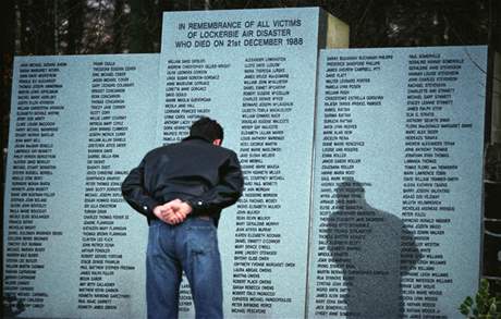 Bombový útok na letadlo Pan Am nad skotským Lockerbie si vyádalo 270 lidských ivot. Jejich jména pipomíná památník na míst tragédie.