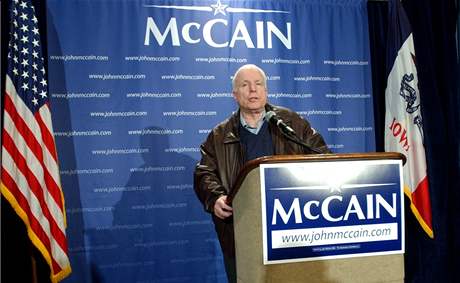 McCain ohlauje svou prezidentskou kandidaturu.