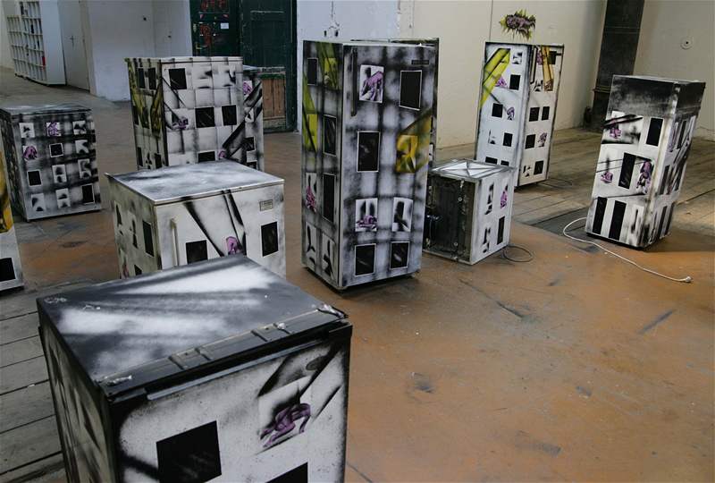 Domy z lednic. Callipo Boys, 2008; pohled do instalace tvořené v Karlin Studios lednicemi, spreji a xerokopiemi