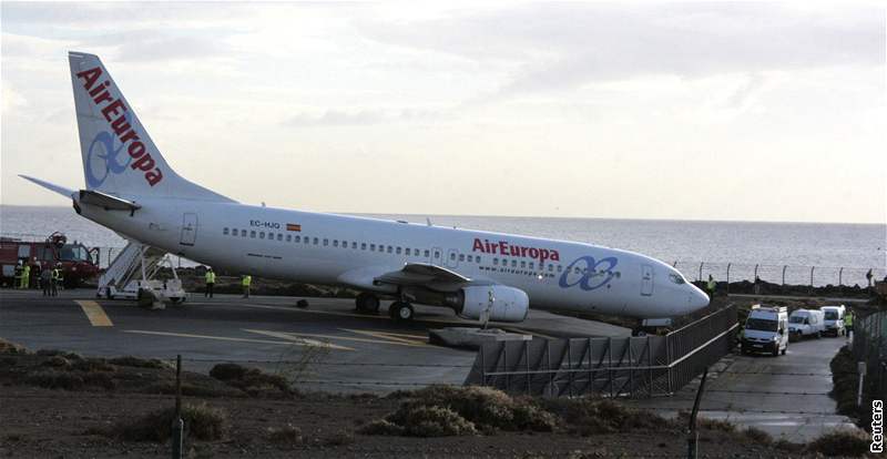 Letadlo spolenosti Air Europe sjelo pi pistání na Lanzarote z ranveje. (31. íjna 2008)