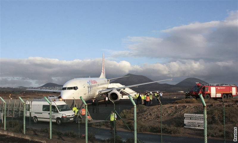 Letadlo spolenosti Air Europe sjelo pi pistání na Lanzarote z ranveje. (31. íjna 2008)