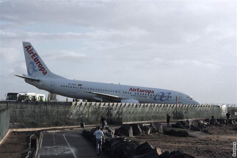 Letadlo spolenosti Air Europe sjelo pi pistání na Lanzarote z ranveje. (31. íjna 2008)