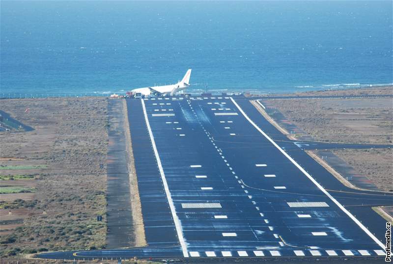 Letadlo spolenosti Air Europe sjelo pi pistání na Lanzarote z ranveje. (31. íjna 2008)