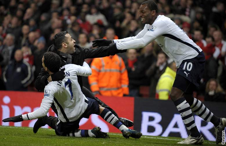 radost fotbalist Tottenhamu po vyrovnání na Arsenalu: Lennon (vlevo), jeden z fanouk a Bent