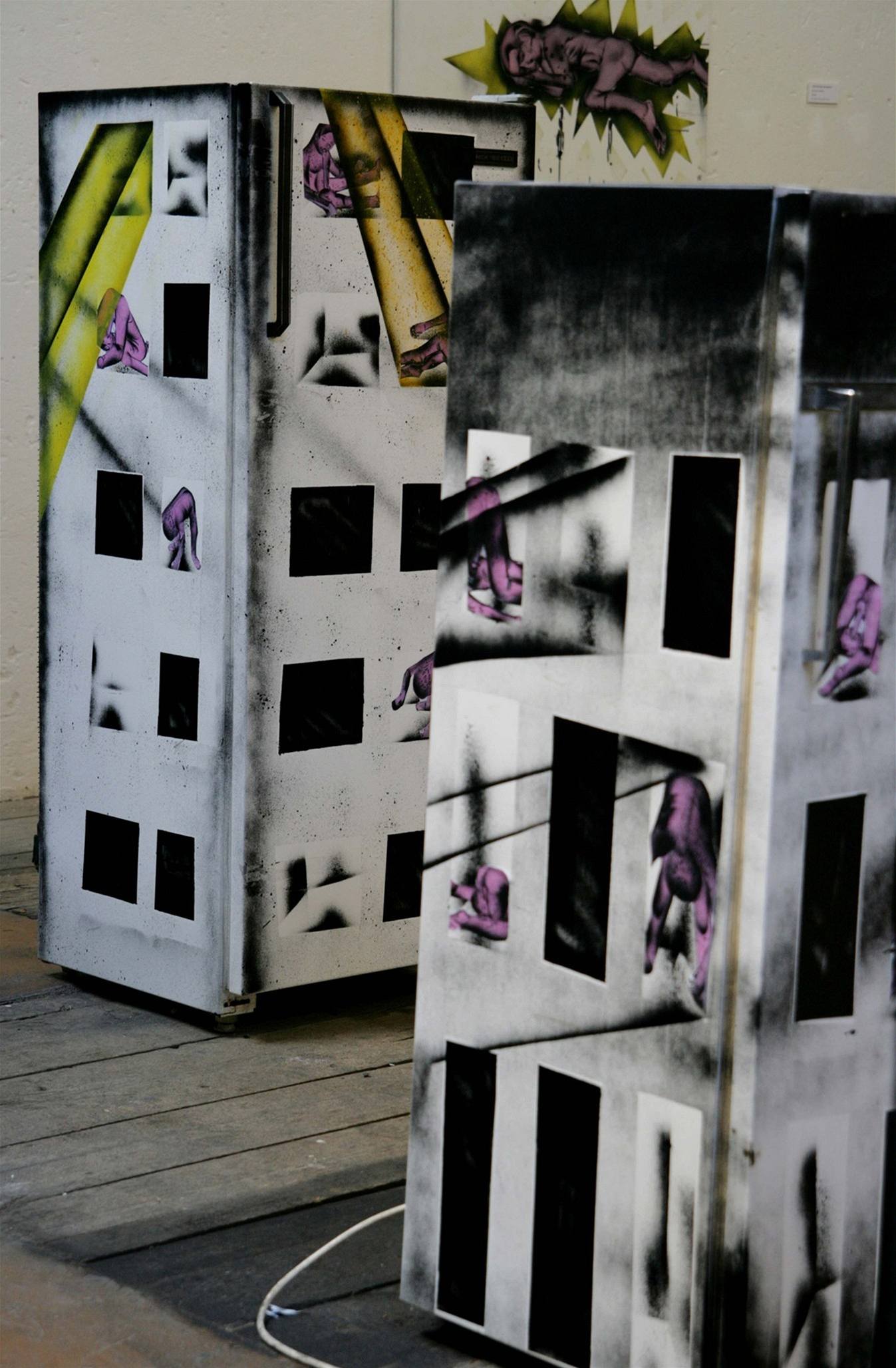 Domy z lednic. Callipo Boys, 2008; pohled do instalace tvořené v Karlin Studios lednicemi, spreji a xerokopiemi